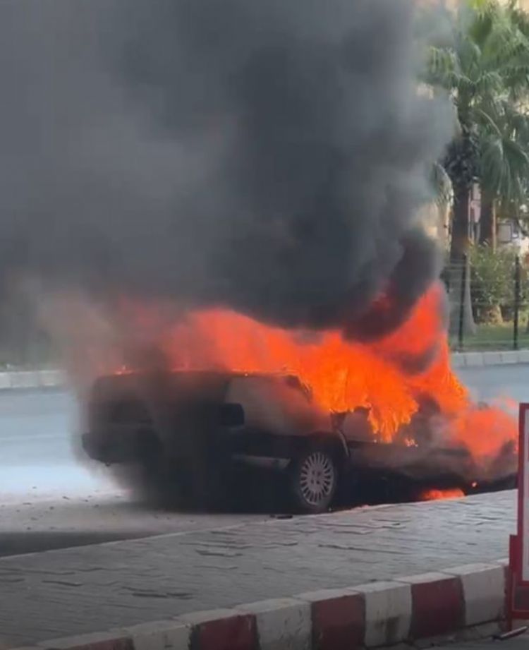 Mersin’de otomobil alev alev yandı
