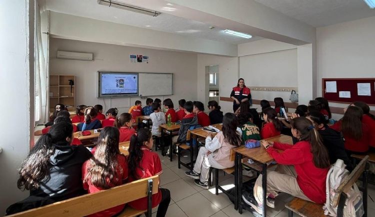 Mersin’de jandarmadan öğrencilere siber farkındalık semineri