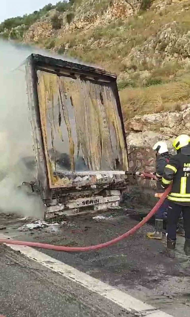 Tarsus’ta cam yüklü tır yandı