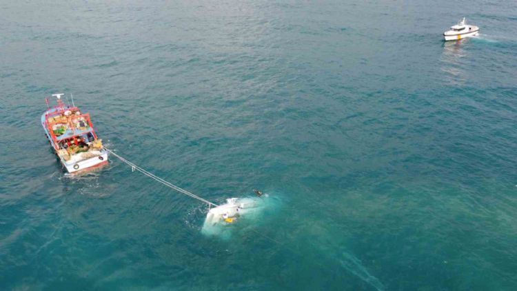 12 metrelik lüks tekne battı, 2 kişi sağ kurtuldu
