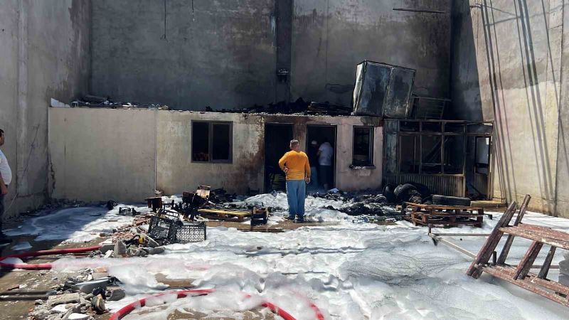Mersin’de sebze ve meyve halinde depo yangını