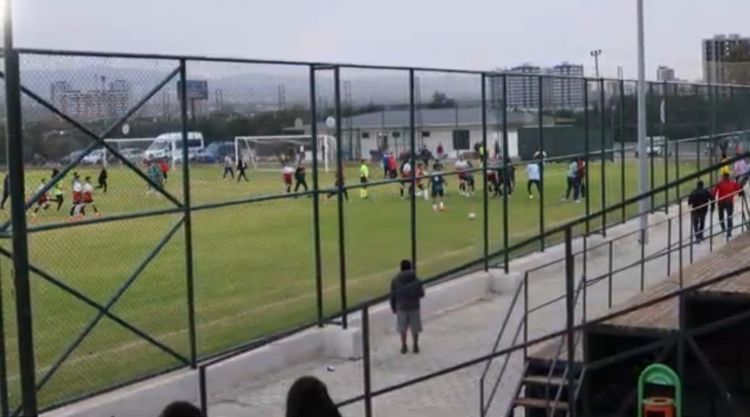 Mersin’de amatör maçta kavga çıktı, ortalık savaş alanına döndü