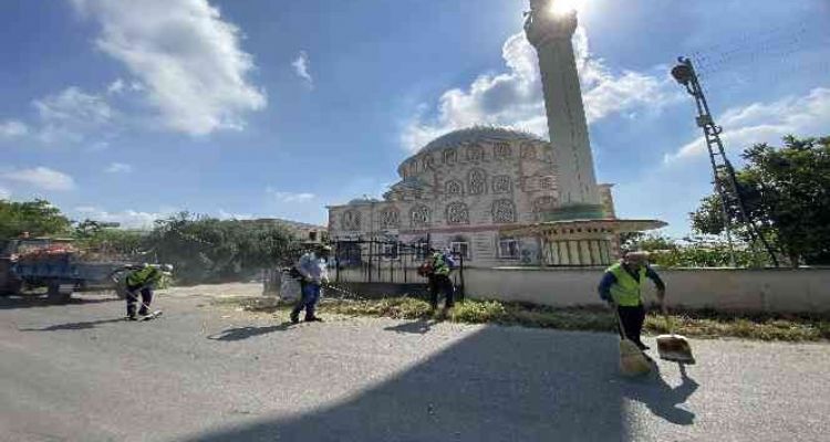 Tatil bölgesi Erdemli'de temizlik çalışmaları hız kesmiyor
