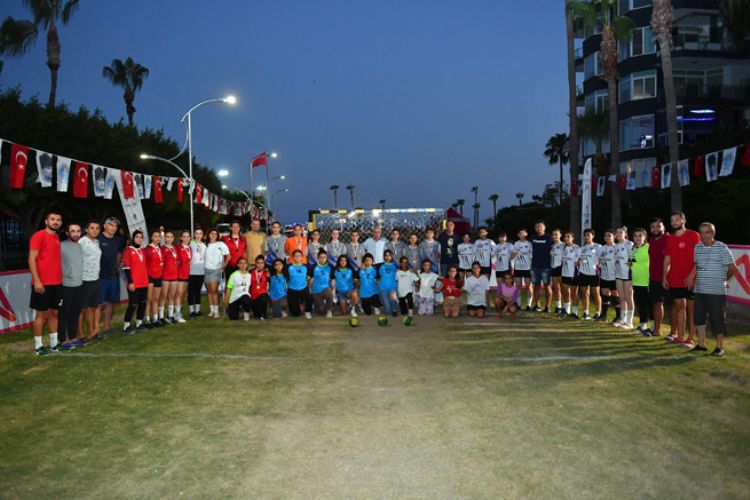 MERSİNLİ GENÇLER 30 AĞUSTOS COŞKUSUNU SPOR YAPARAK KUTLADI