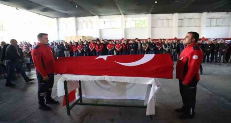 Yangında hayatını kaybeden itfaiye eri son yolculuğuna uğurlandı