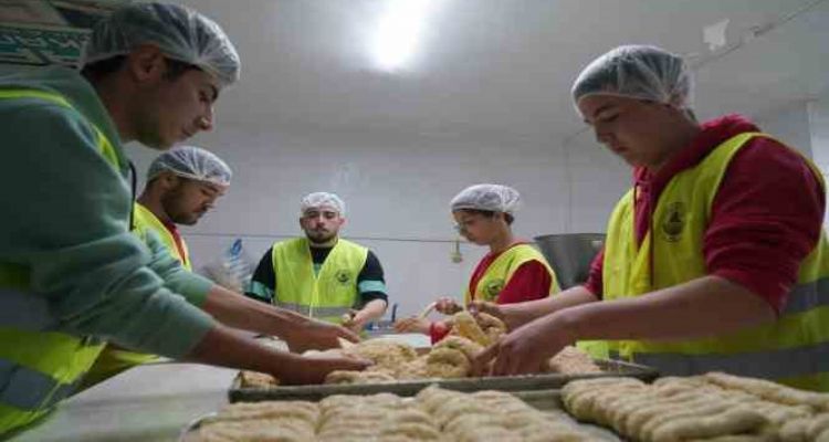 Öğrenciler depremzedeler için her gün 5 bin simit üretmeye başladı