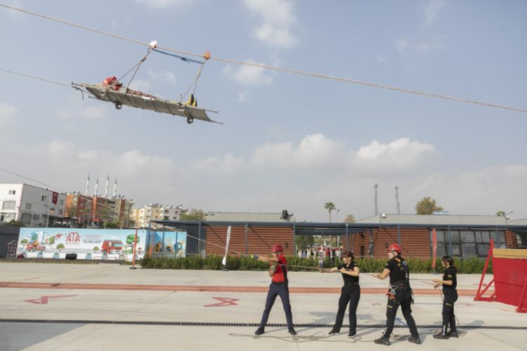 Mersin Büyükşehir Belediyesi Dağcılık Arama Kurtarma Amirliği ekiplerine ‘İple erişim tekniği’ eğitimi verildi