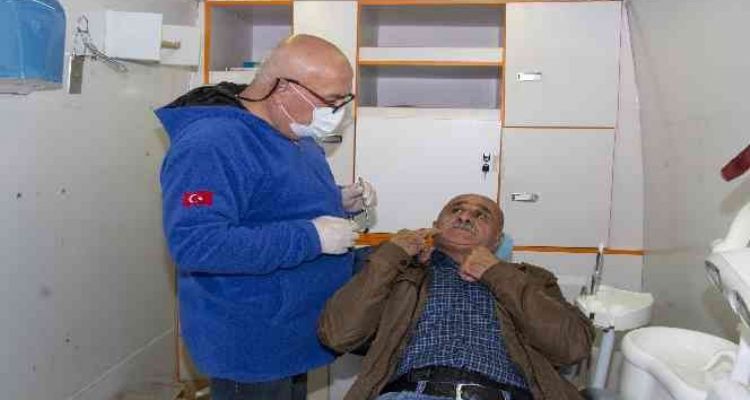 Mersin'de Emekli Evi üyelerine ücretsiz ağız ve diş sağlığı taraması