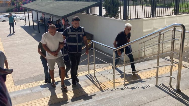 Evlerinden şasi numara baskı makinesi bile çıktı, 4 araç ele geçirildi