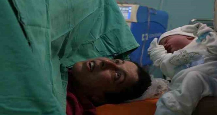 Enkazdan çıkan çift 4 yıldır bekledikleri bebeklerine Mersin'de kavuştu