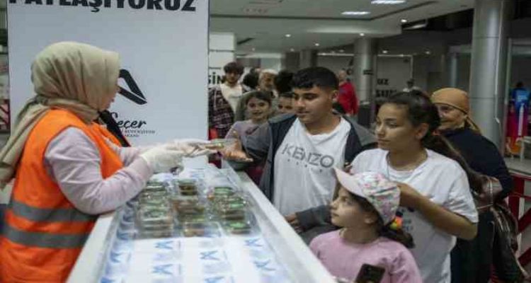 Mersin'de Kadir Gecesinde 10 bin paket lokma tatlısı dağıtıldı