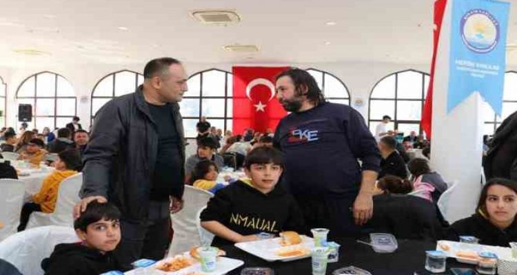 Toroslar Belediyesi depremzedelerin yanında
