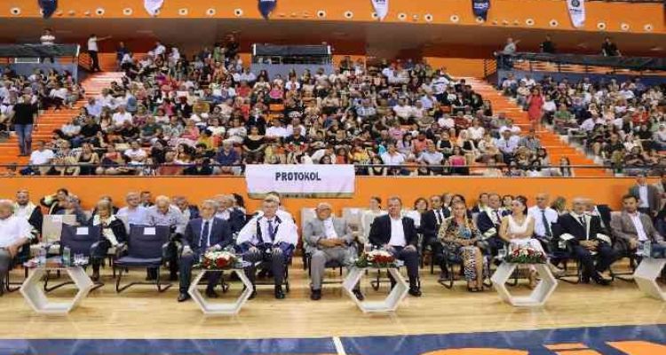 Toros Üniversitesi'nde mezuniyet coşkusu