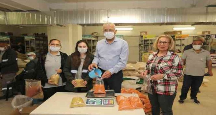 Hayırseverler bağışlıyor, gönüllüler paketliyor
