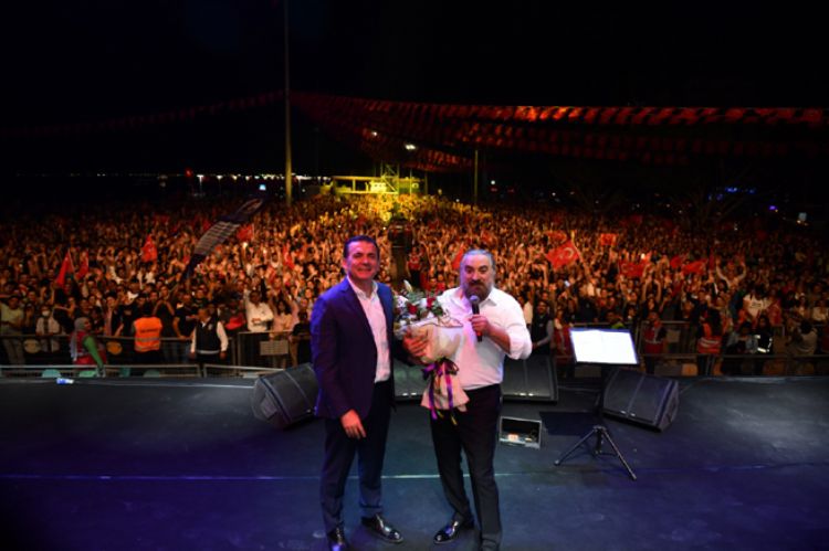 Cumhuriyet Bayramı Yenişehir'de Volkan Konak konseriyle kutlandı 