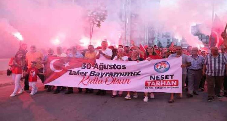 Mezitli'de gecenin karanlığı zafer meşalesi ile aydınlandı