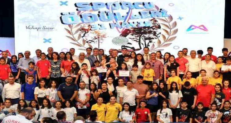Büyükşehir Belediyesinden sporcu ve antrenörlere 1 milyon 148 bin lira ödül
