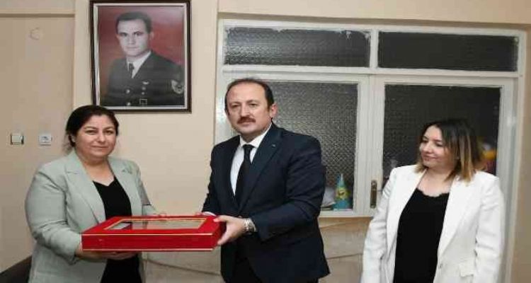 Vali Pehlivan, Mersin'deki ilk ziyaretini şehit ailesine yaptı