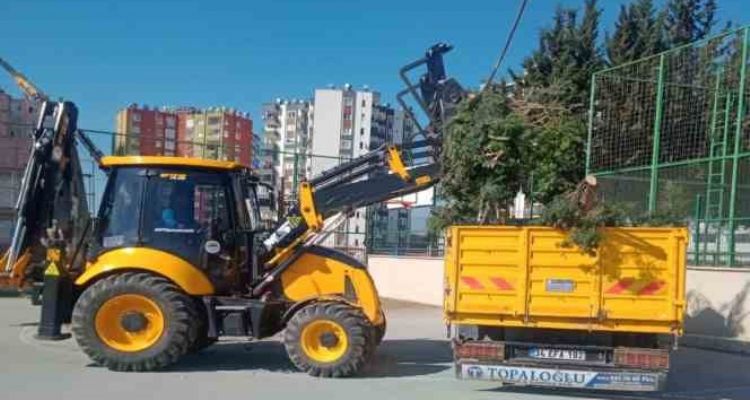 Toroslar'da park ve yeşil alanlara bahar bakımı