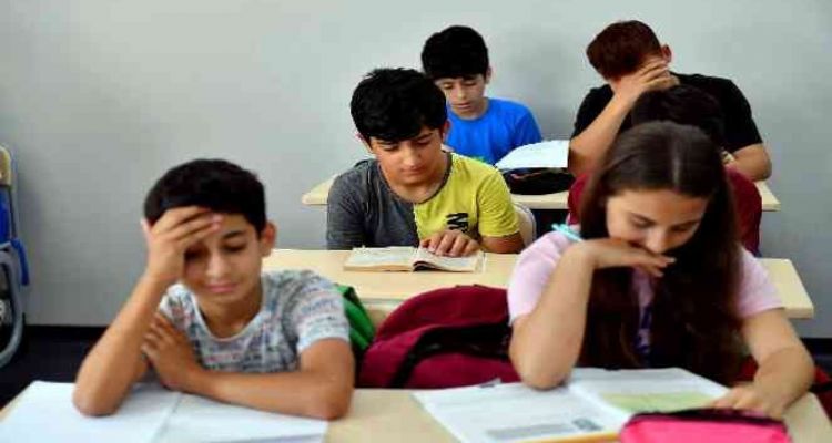 Mersin Büyükşehir Belediyesinin kurs merkezleri öğrencileri sınavlara hazırlıyor