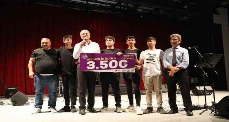 Mezitli'de liseler sesleriyle yarıştı