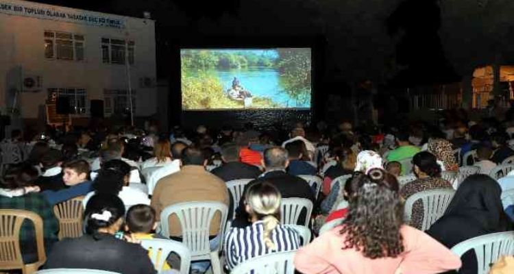 Adanalıoğlu'nda açık havada film keyfi