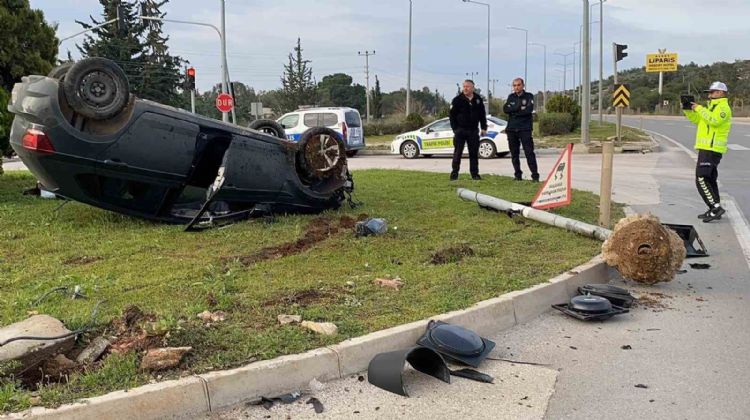Otomobil 2 direk devirip ters döndü, araçtakiler yara almadan kurtuldu