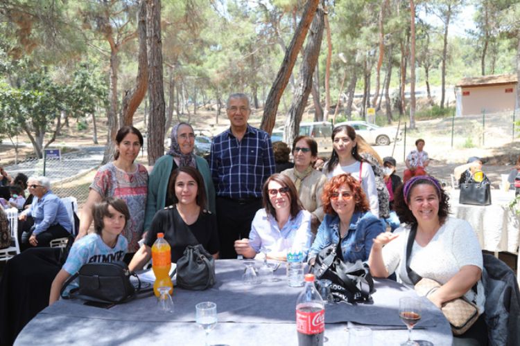 Başkan Tarhan, her kesimden annelerin gününü kutladı