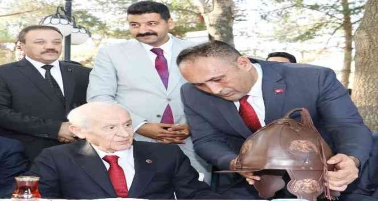 Başkan Yılmaz'dan Bahçeli'ye Malazgirt Zaferinin yıl dönümünde anlamla hediye