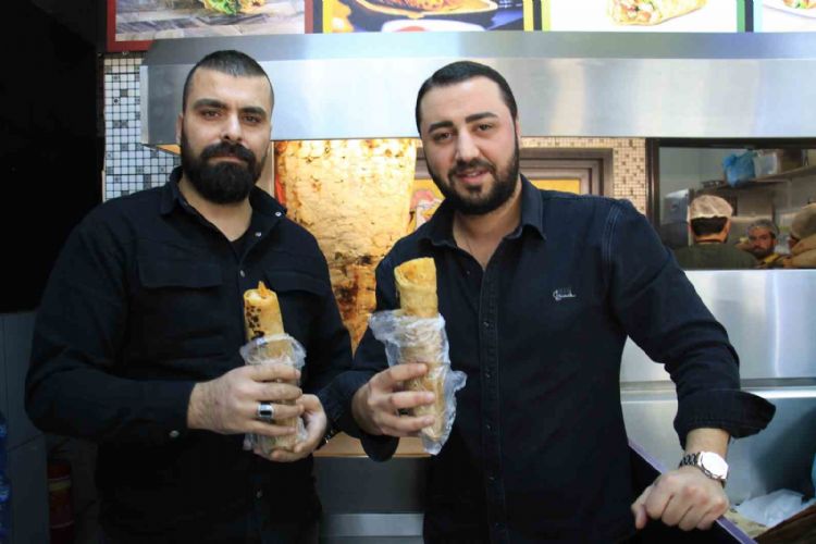 Mersin’de depremzedeler anısına 300 kilo döner ücretsiz dağıtıldı