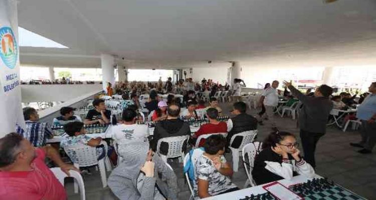 Mezitli'de satranççılar hamlelerini Cumhuriyet için yaptı