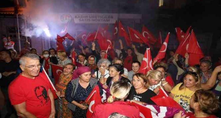 Mezitli'de Cumhuriyet coşkusu caddelere sığmadı