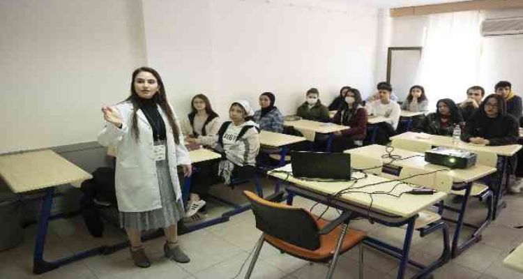 Mersin'de üniversite adaylarına ‘hızlı okuma teknikleri’ eğitimi veriliyor