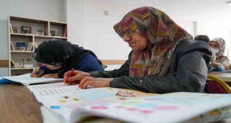 Tarsus'ta okuma-yazma kursları sürüyor