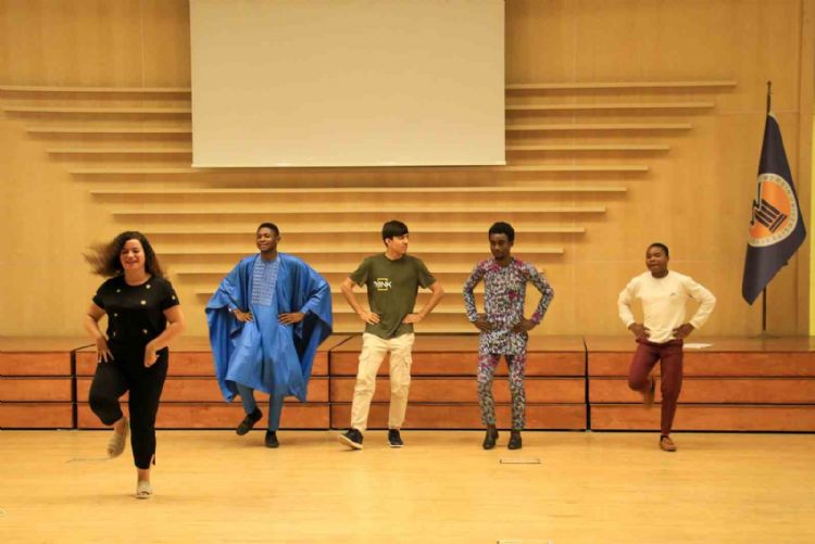 Afrikalı öğrenciler Filistin halkına destek için ‘dapke’ dansı yaptı