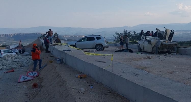 Tır rampaya çarptı, fırlayan mermerler minibüsü parçaladı: 1 ölü, 3 yaralı