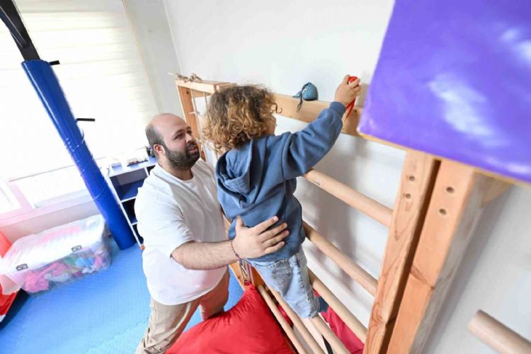 Mersin Büyükşehir Belediyesi DMD hastasına ergoterapi desteğini sürdürüyor