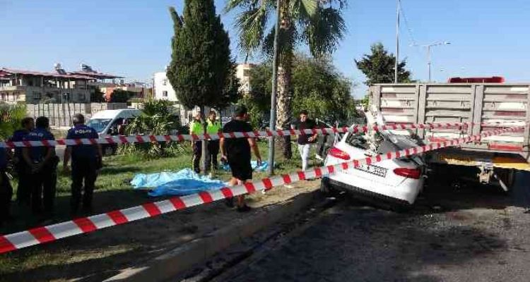 Tıra arkadan otomobille çarpan 3 genç hayatını kaybetti