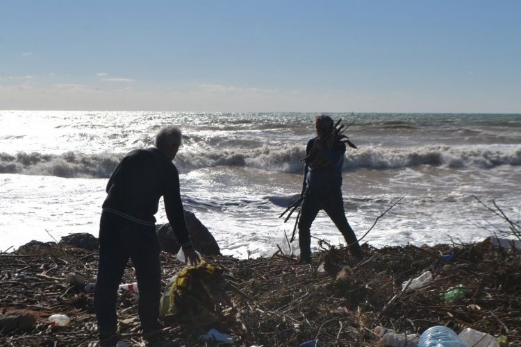 Bozyazı’da vatandaşlar sel sularıyla taşınan odunları topladı