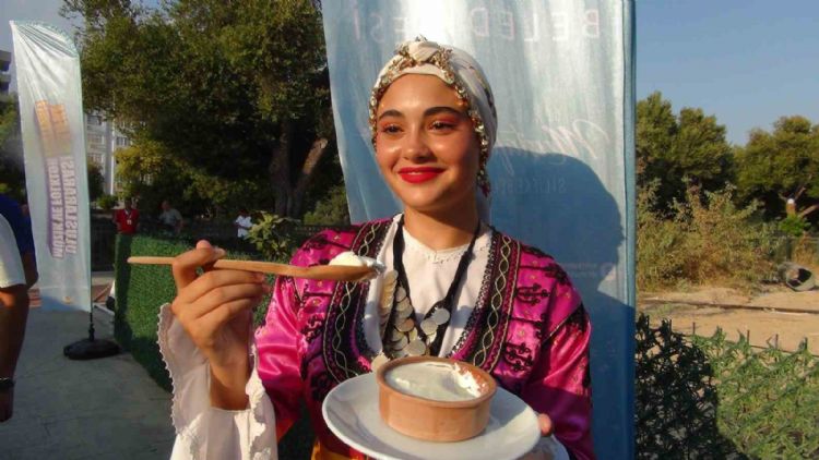 Yoğurt dolu tepsiye kafalarını sokup altın aradılar
