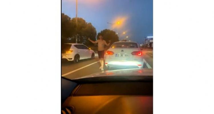 Trafikteki aileye dehşeti yaşattı
