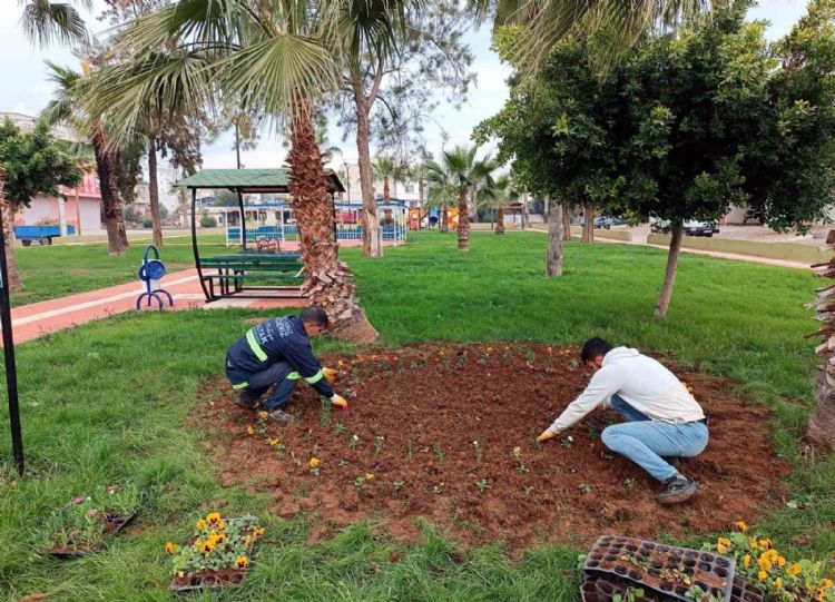Akdeniz’de park, bahçe ve yeşil alanlar çiçekleniyor