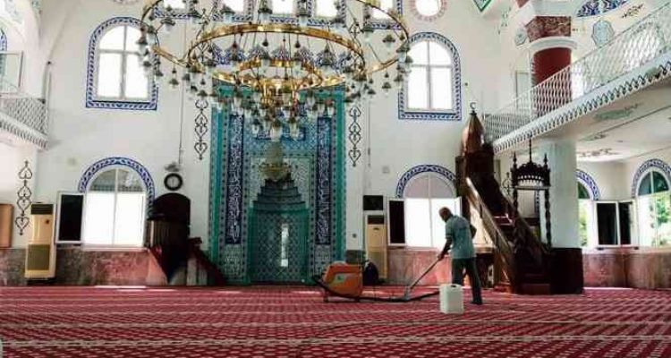 Akdeniz'de ibadethanelerde ilaçlama ve yıkama çalışmaları sürüyor