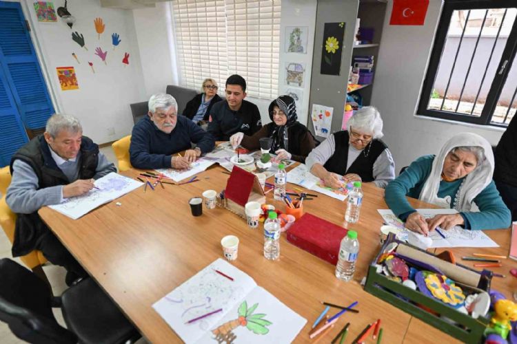 Hastalar ‘Gülümse Alzheimer Yaşam Merkezi’nde hayata sıkı sıkı tutunuyor