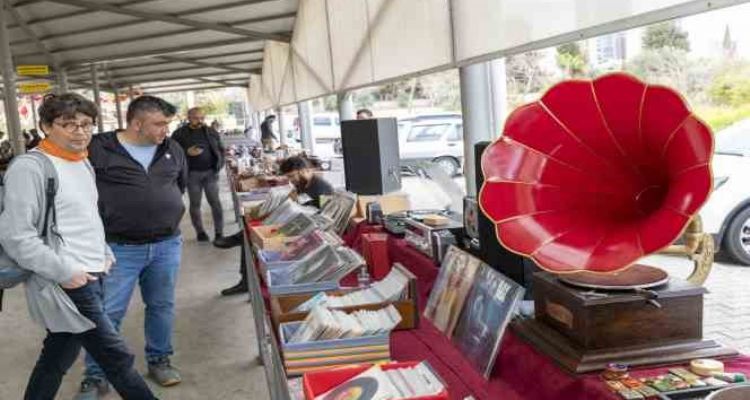 Mersin'de açılan ‘antika pazarı’ ilgi görüyor
