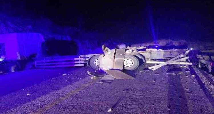 Mersin'de kontrolden çıkan kamyon kaza yaptı: 1 ölü, 2 yaralı