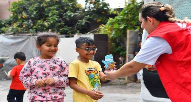Mersin'de çocuklara şeker ve matara
