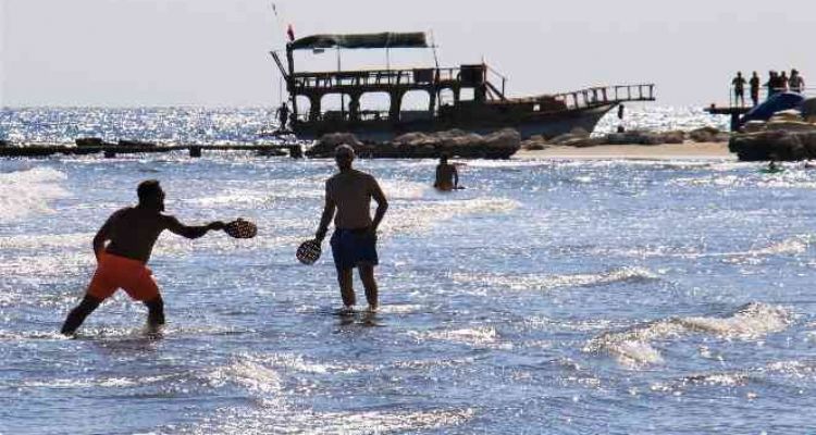 Kızkalesi'nde sonbaharda da deniz keyfi sürüyor