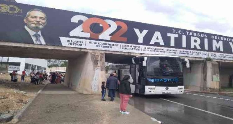 Öğrenci taşıyan otobüs üst geçide takıldı