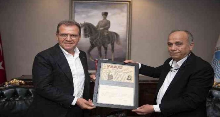 Başkan Seçer'e kadınlara desteğinden dolayı tarihi belge